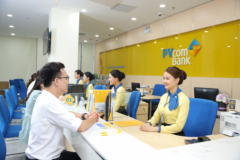 nhân viên hỗ trợ khách hàng vay thế chấp sổ hồng